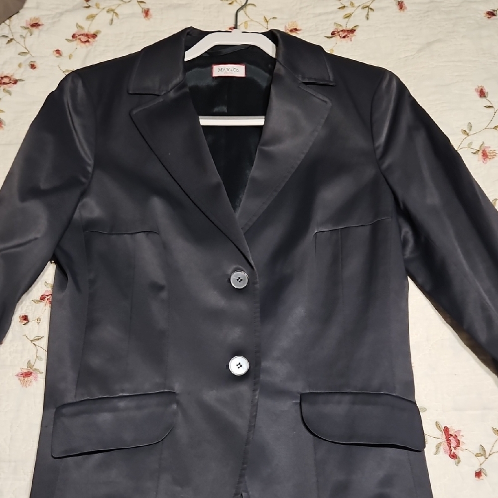 MaxMara Elegant Black Satin Blazer